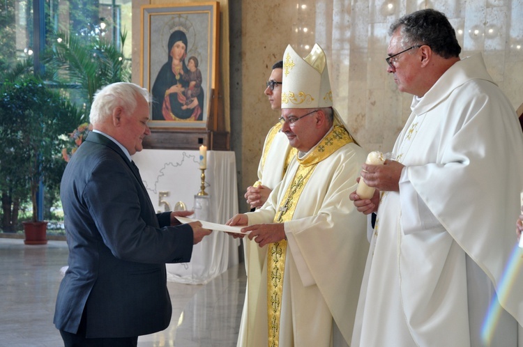 Dyplomy i jubileuszowe krzyże ołtarzowe dla dekanatów Łany, Niemodlin i Prudnik