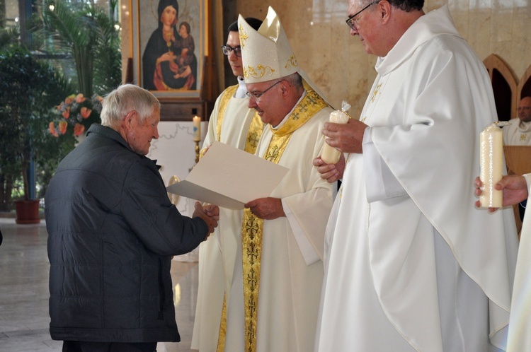 Dyplomy i jubileuszowe krzyże ołtarzowe dla dekanatów Łany, Niemodlin i Prudnik