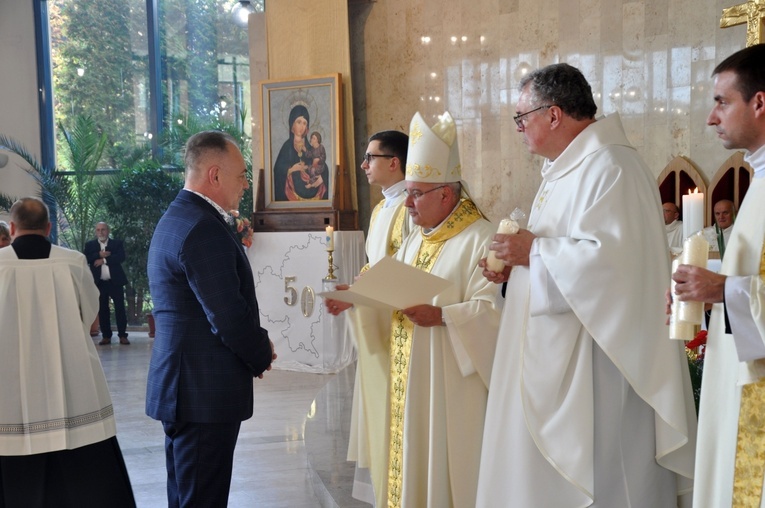 Dyplomy i jubileuszowe krzyże ołtarzowe dla dekanatów Łany, Niemodlin i Prudnik