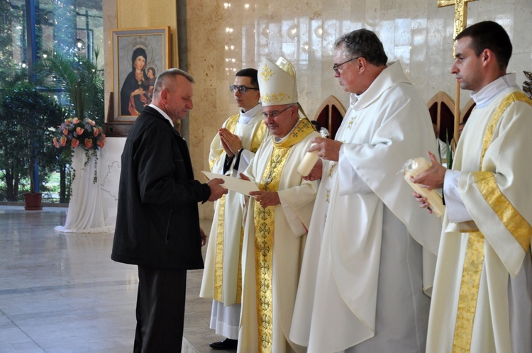 Dyplomy i jubileuszowe krzyże ołtarzowe dla dekanatów Łany, Niemodlin i Prudnik