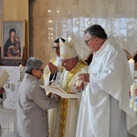 Dyplomy i jubileuszowe krzyże ołtarzowe dla dekanatów Łany, Niemodlin i Prudnik