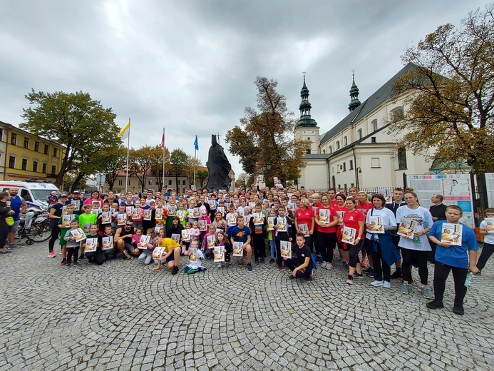 W łowickim XXII Biegu Papieskim, który zakończył się przy pomniku papieża, wzięło udział ok. 300 osób. 