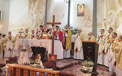 Mszy św. w kościele w Brzezince przewodniczył bp Andrzej Jeż.