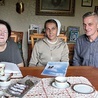 Siostra Bonawentura  z Marią Froncz  i Szczepanem Wojtasikiem, inicjatorami akcji „Makulatura na misje”.