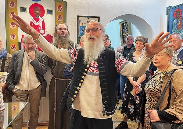 Jubilat w otoczeniu gości w skoczowskiej Sarkandrówce.