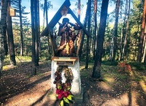 Kapliczka świętego znajduje się przy jednej ze ścieżek edukacyjnych.