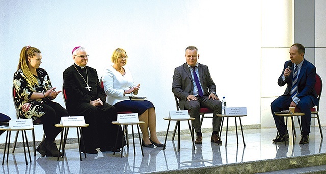 	Jeden z paneli dyskusyjnych na konferencji w Częstochowie.