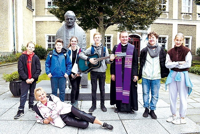 	Ksiądz Paweł Kruk na pątniczy szlak zabrał młodzież.