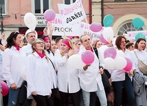 ▲	Białe koszule i różowe elementy zdominowały Skierniewice w słusznej sprawie – profilaktyki onkologicznej i dostrzegania choroby w społeczeństwie.
