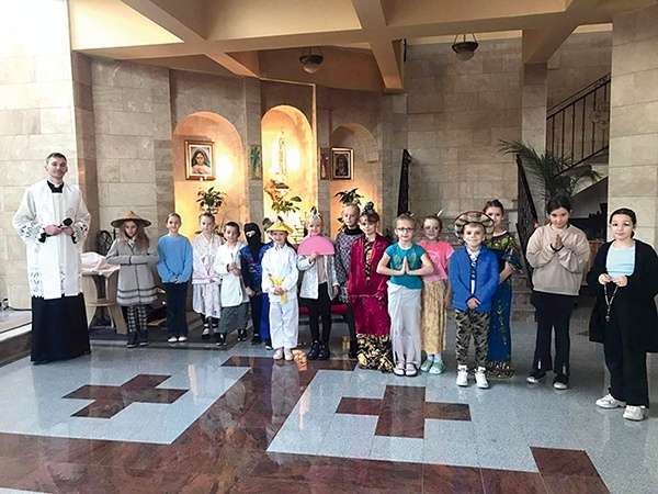 ▲	W drugi poniedziałek miesiąca dzieci  przebrały się za swoich rówieśników z Azji.