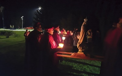 ◄	Jednym z punktów wydarzenia były nocne procesje. 