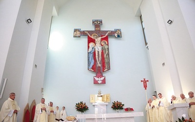 W prezbiterium dominuje inspirowany franciszkańskim wzorcem krzyż.