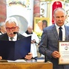 	Medale za pracę na rzecz upamiętnienia benedyktyna przyznano pośmiertnie ks. Janowi Radkiewiczowi i Marianowi Sobkowiakowi.
