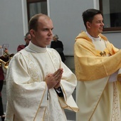 Ks. Piotr Góra i diakon Bartłomiej Pluta z relikwiarzem św. Jana Kantego w procesji na kęcki Rynek.