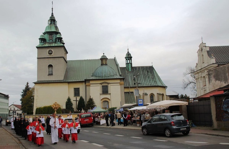 Procesja z relikwiami św. Jana Kantego na kęcki Rynek.