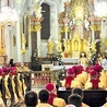 ▲	 Bazylika annogórska wypełniła się członkami polskiego episkopatu.