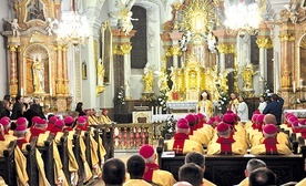 ▲	 Bazylika annogórska wypełniła się członkami polskiego episkopatu.