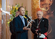 	Ksiądz Leszek Kryża zaznaczył, że nagroda jest wyróżnieniem dla całego Zespołu Pomocy Kościołowi na Wschodzie KEP.