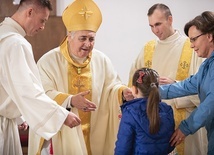 	Arcybiskup Salvatore Pennacchio wręczył dzieciom nagrody  w konkursie na własnoręcznie przygotowany różaniec. 