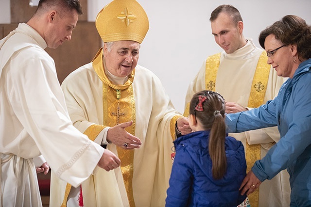 	Arcybiskup Salvatore Pennacchio wręczył dzieciom nagrody  w konkursie na własnoręcznie przygotowany różaniec. 