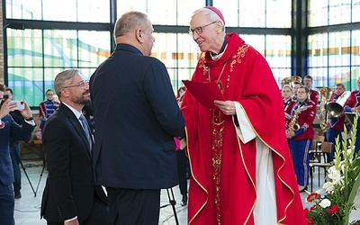 ▲	Biskup Piotr Libera przekazał dekret Stolicy Apostolskiej przedstawicielom władz samorządowych.