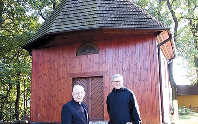 Ks. Tadeusz Zaborny i ks. Andrzej Krasiński doceniają piękno tego drewnianego zabytku.