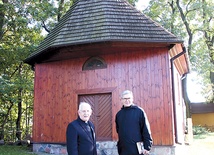 Ks. Tadeusz Zaborny i ks. Andrzej Krasiński doceniają piękno tego drewnianego zabytku.
