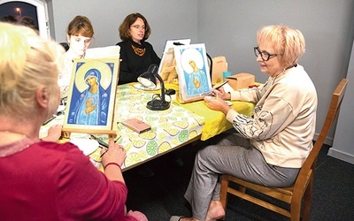 Uczestnicy pracowali nad ikoną Matki Bożej Fatimskiej.