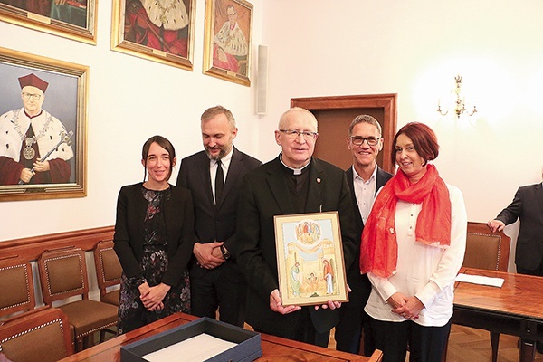 Ks. prof. Machniak, jak każdy z dotychczasowych laureatów Nagrody im. Ciesielskiego, otrzymał ikonę przedstawiającą Świętą Rodzinę. Towarzyszyły mu zaprzyjaźnione małżeństwa.