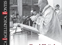 Na okładce książki umieszczono zdjęcie kard. Karola Wojtyły odprawiającego 9 maja 1971 r. Mszę św. przy budującym się kościele w nowohuckich Bieńczycach, z okazji rocznicy wydania encykliki „Rerum Novarum”.  To symboliczne zaznaczenie zaangażowania ówczesnego metropolity krakowskiego w propagowanie nauki społecznej Kościoła.