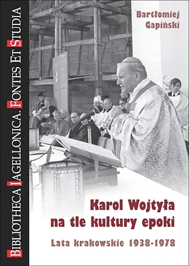 Na okładce książki umieszczono zdjęcie kard. Karola Wojtyły odprawiającego 9 maja 1971 r. Mszę św. przy budującym się kościele w nowohuckich Bieńczycach, z okazji rocznicy wydania encykliki „Rerum Novarum”.  To symboliczne zaznaczenie zaangażowania ówczesnego metropolity krakowskiego w propagowanie nauki społecznej Kościoła.