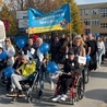 Uczestnicy wyruszyli sprzed budynku PSP nr 12 Specjalnej. W marszu uczestniczył bp Marek Solarczyk.