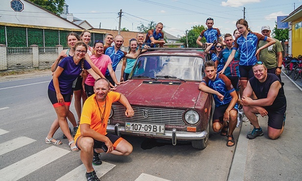 O. Tomasz Maniura od 15 lat organizuje wyprawy rowerowe NINIWA Team. Dotychczasowe trasy wiodły już przez 56 państw na trzech kontynentach