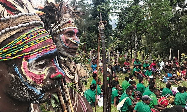  Papua-Nowa Gwinea składa się z kilkuset plemion, a każde inaczej przeżywa tradycje związane  z pożegnaniem zmarłych