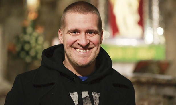Stefan Czerniecki w anielskiej grocie na włoskim półwyspie Gargano. W tle miejsce objawień Michała Archanioła