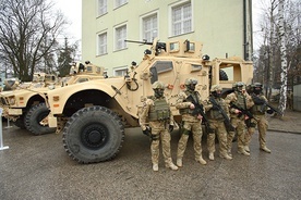 Jednostka wojskowa AGAT używa ciężkich pojazdów, takich jak widoczny z tyłu MRAP