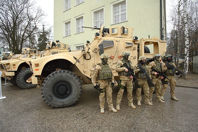 Jednostka wojskowa AGAT używa ciężkich pojazdów, takich jak widoczny z tyłu MRAP