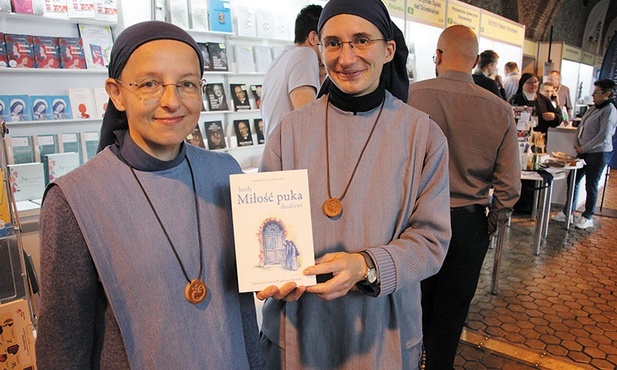 Małe siostry Rachel i Albane (od lewej) podczas promocji książki na Targach Wydawców Katolickich.