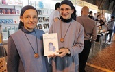 Małe siostry Rachel i Albane (od lewej) podczas promocji książki na Targach Wydawców Katolickich.