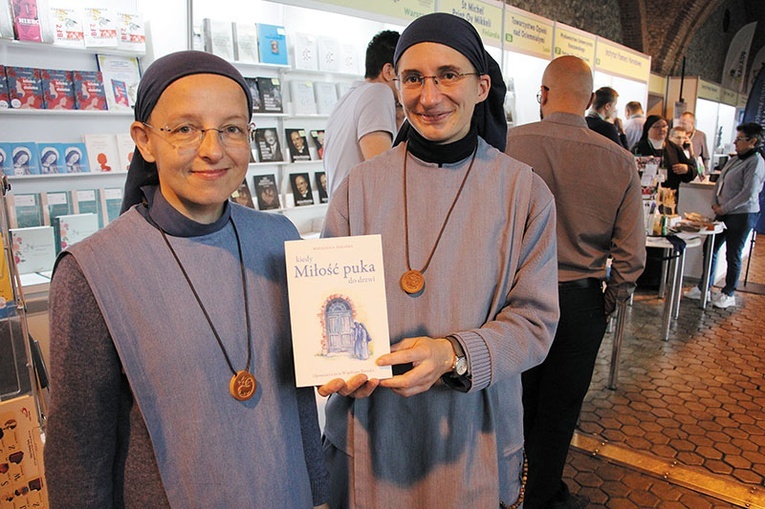 Małe siostry Rachel i Albane (od lewej) podczas promocji książki na Targach Wydawców Katolickich.