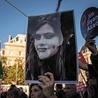 Demonstranci z portretem Mahsy Amini, której śmierć rozpoczęła protesty w Iranie.