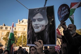 Demonstranci z portretem Mahsy Amini, której śmierć rozpoczęła protesty w Iranie.