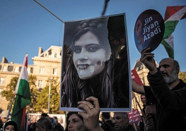 Demonstranci z portretem Mahsy Amini, której śmierć rozpoczęła protesty w Iranie.