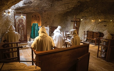 W kościele siostry gromadzą się na liturgii rano i wieczorem.