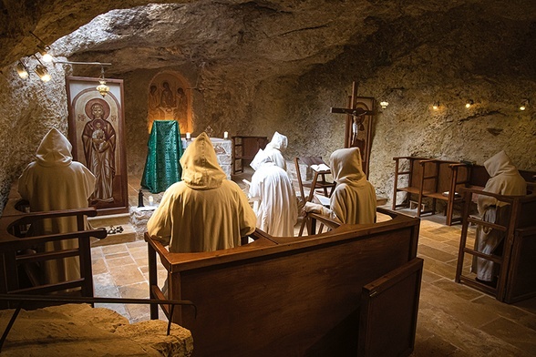 W kościele siostry gromadzą się na liturgii rano i wieczorem.