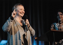 Marianna Gol: Rosjanka żydowskiego pochodzenia. Uczyła się w Akademii Teatralnej w Petersburgu.  Od 25 lat pracuje w Izraelu wśród żydów mesjanistycznych.