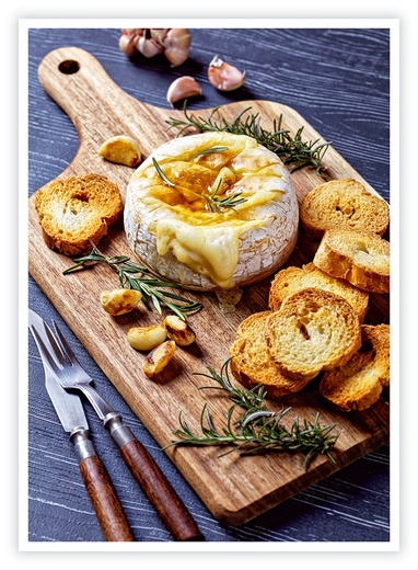 Pieczony camembert z grzankami