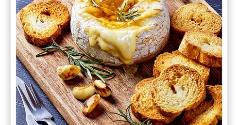 Pieczony camembert z grzankami