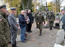 Zaciągnięcie warty honorowej przy Kwaterze Legionistów na cmentarzu rzymskokatolickim w Radomiu pod czas ubiegłorocznego marszu. Z lewej Roman Burek, Komendant Główny Związku Strzeleckiego w Radomiu. 