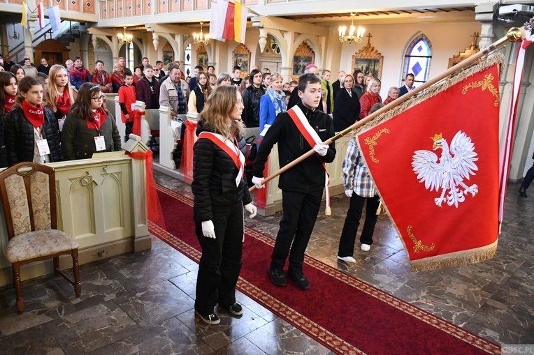 Trzebicz. Szkolne święto ze św. JPII
